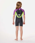 Traje de neopreno Rip Curl Grom's Omega 1.5mm niño, manga corta, cremallera trasera visible, diseño ergonómico, color negro, verde y morado, vista trasera completa.