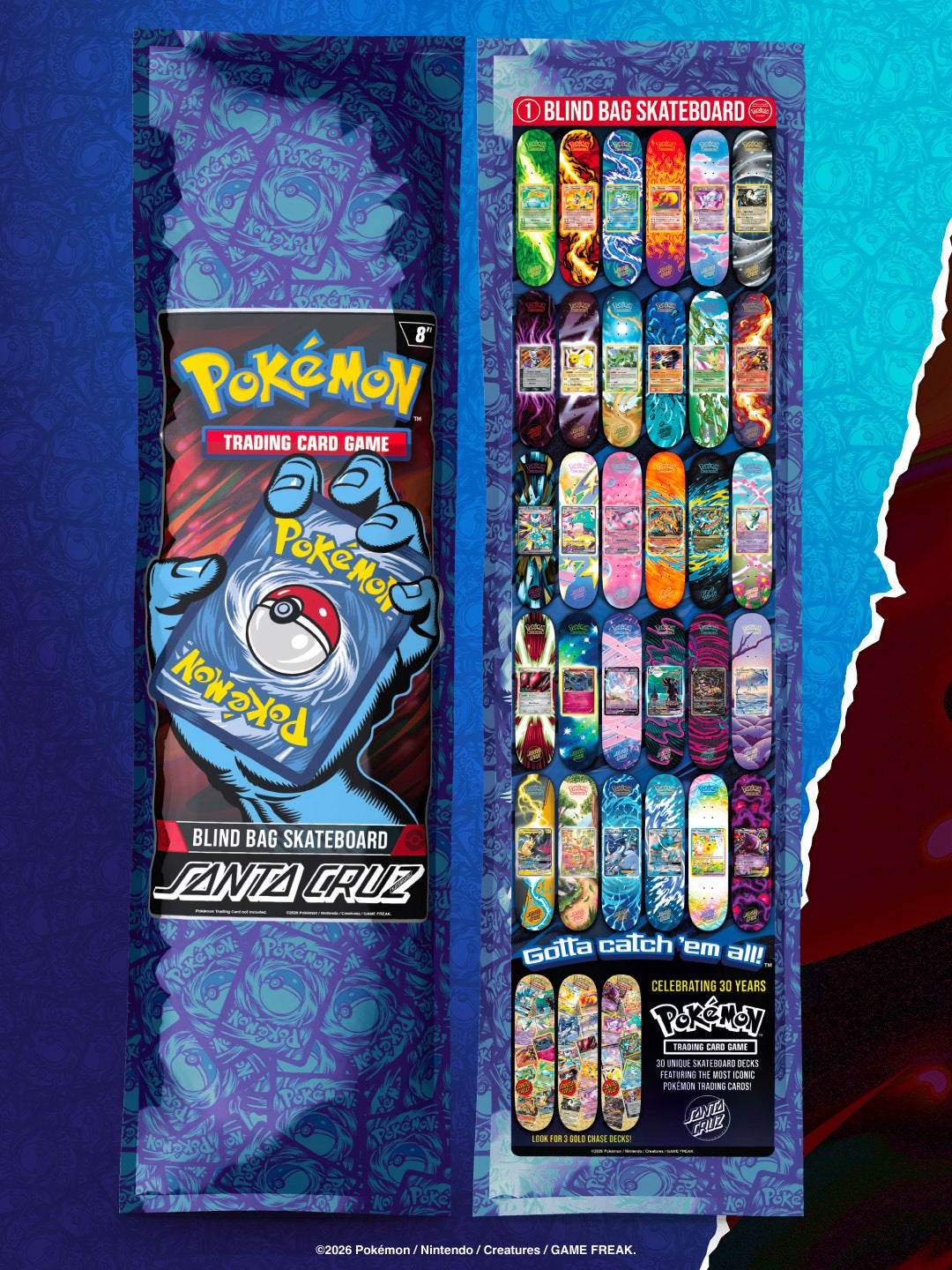Bolsa blind bag Santa Cruz x Pokémon TCG de 8" por delante y por detrás: la Screaming Hand sujeta una carta Pokémon y el reverso muestra los 30 diseños posibles