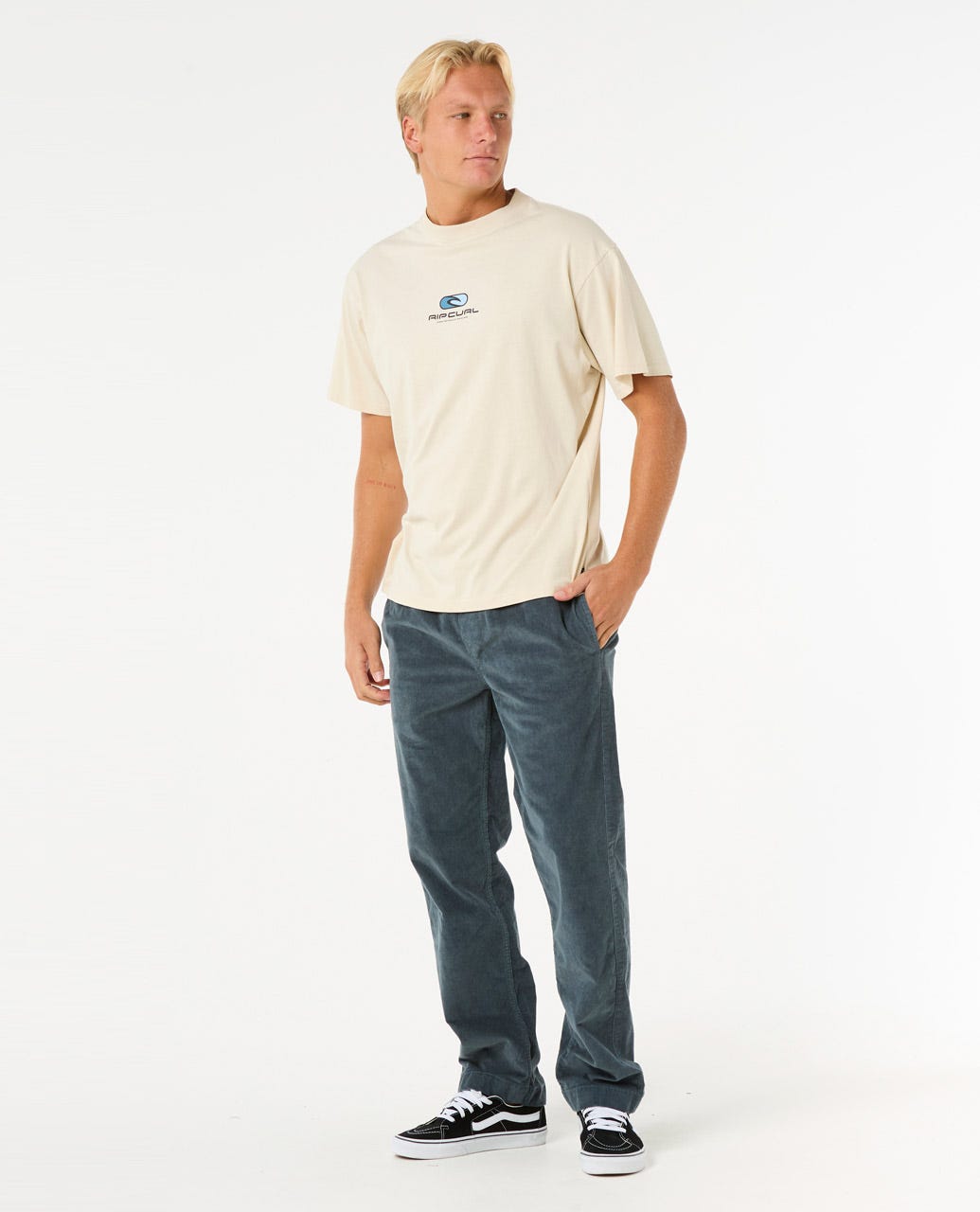 Pantalón Rip Curl Classic Surf Cord Beach Pant azul marino – Modelo con camiseta beige y zapatillas, look casual completo.