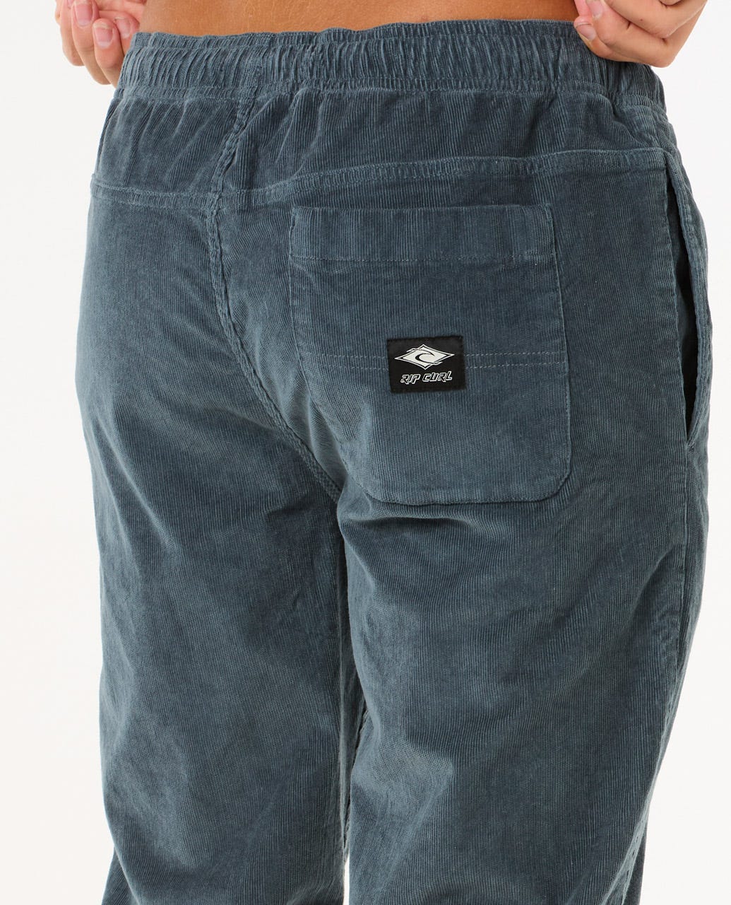 Pantalón Rip Curl Classic Surf Cord Beach Pant azul marino – Detalle del bolsillo trasero con logo Rip Curl bordado.