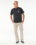 Rip Curl Classic Surf Cord Beach Pant en color crudo, modelo con look completo combinando pantalón con camiseta oscura