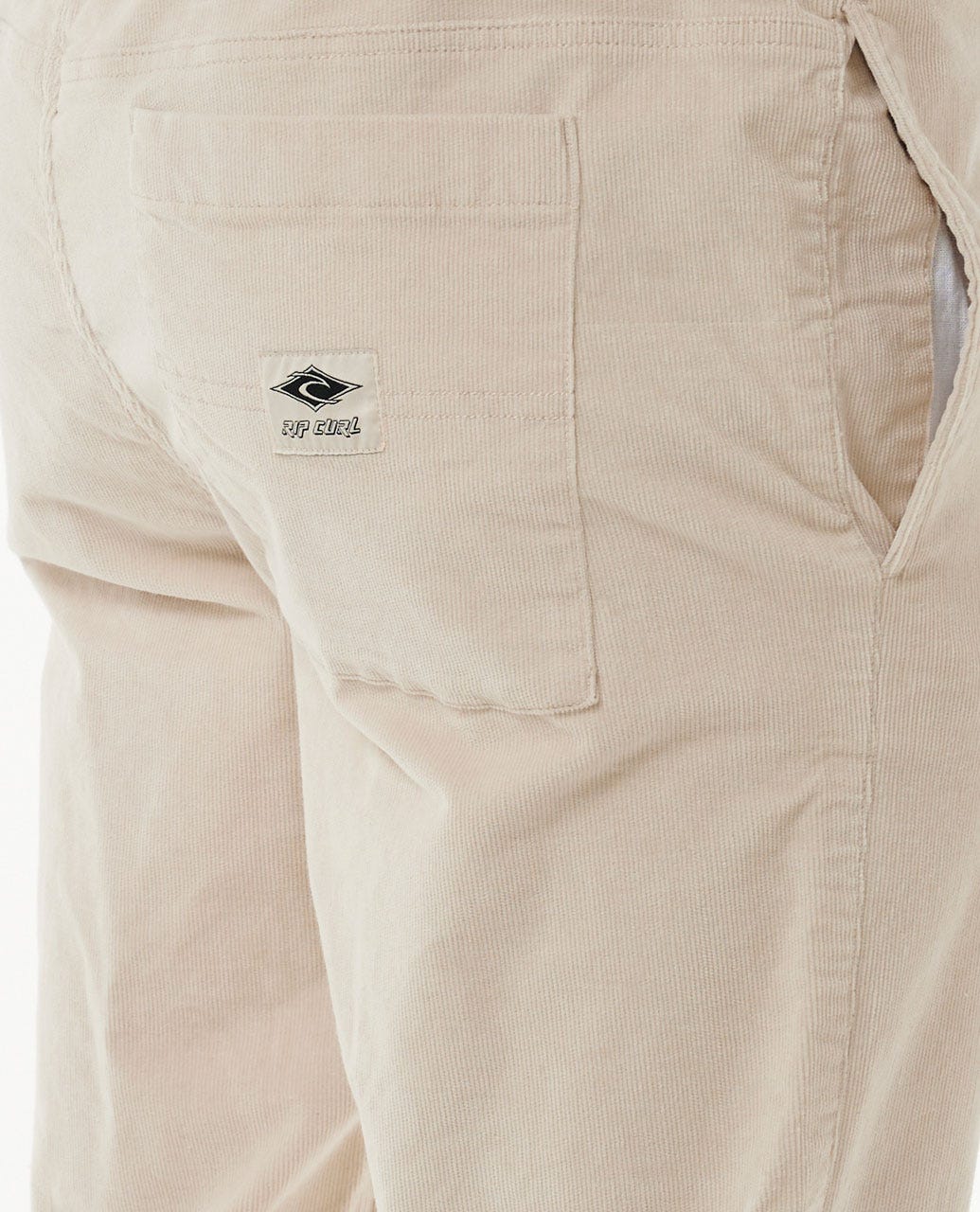 Rip Curl Classic Surf Cord Beach Pant en color crudo, detalle de bolsillo trasero con logotipo Rip Curl