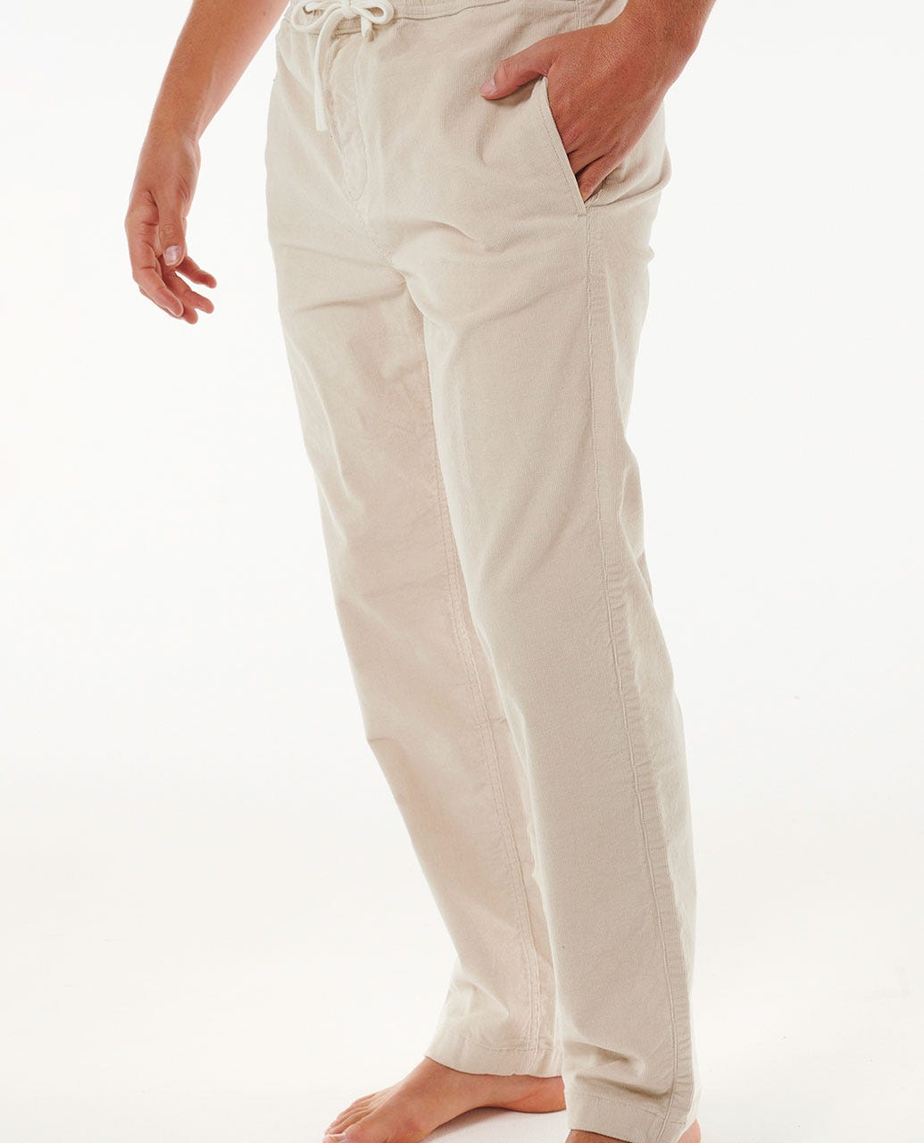 Rip Curl Classic Surf Cord Beach Pant en color crudo, vista de perfil con manos en los bolsillos mostrando corte recto