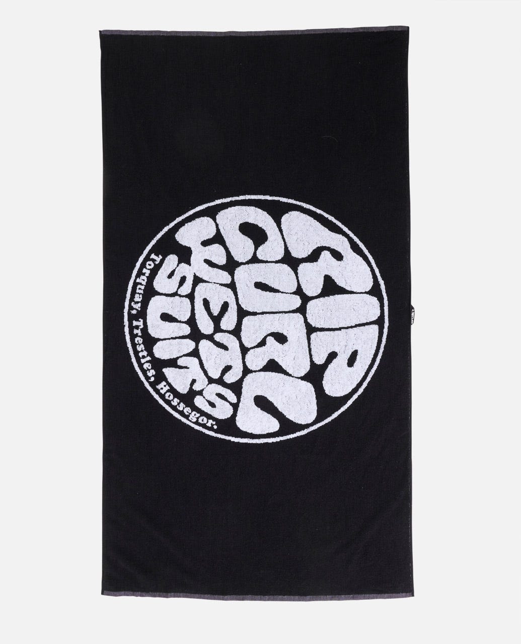 Toalla Rip Curl Logos Towel extendida en color negro con logotipo blanco, ideal para playa y piscina