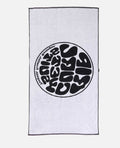 Vista trasera de la toalla Rip Curl Logos Towel en color blanco con logotipo negro, dimensiones 170x90 cm