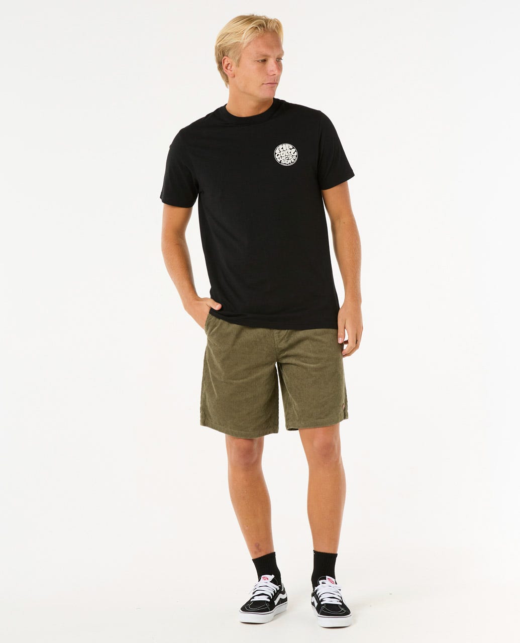 Pantalones cortos Rip Curl Classic Surf Cord Volley para hombre, look completo con camiseta negra y zapatillas