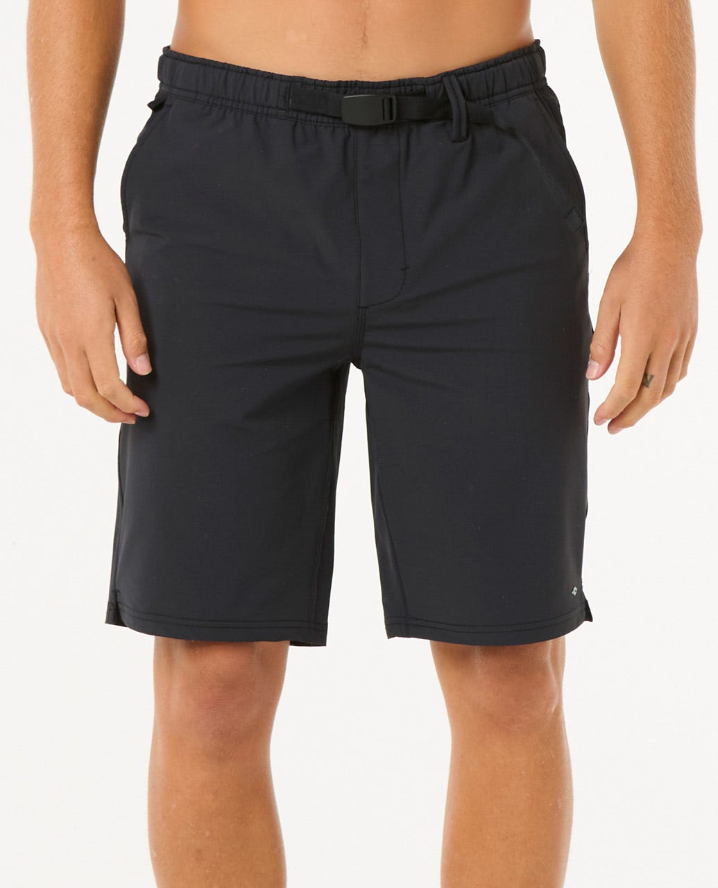 Pantalones cortos Rip Curl Buck 20 Boardwalk negros para hombre, vista frontal, con cintura ajustable y bolsillos laterales