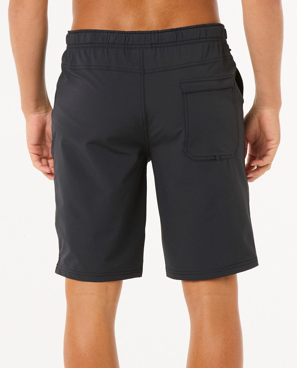 Pantalones cortos Rip Curl Buck 20 Boardwalk negros para hombre, vista frontal, con cintura ajustable y bolsillos laterales