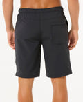 Pantalones cortos Rip Curl Buck 20 Boardwalk negros para hombre, vista trasera, con bolsillo trasero con solapa