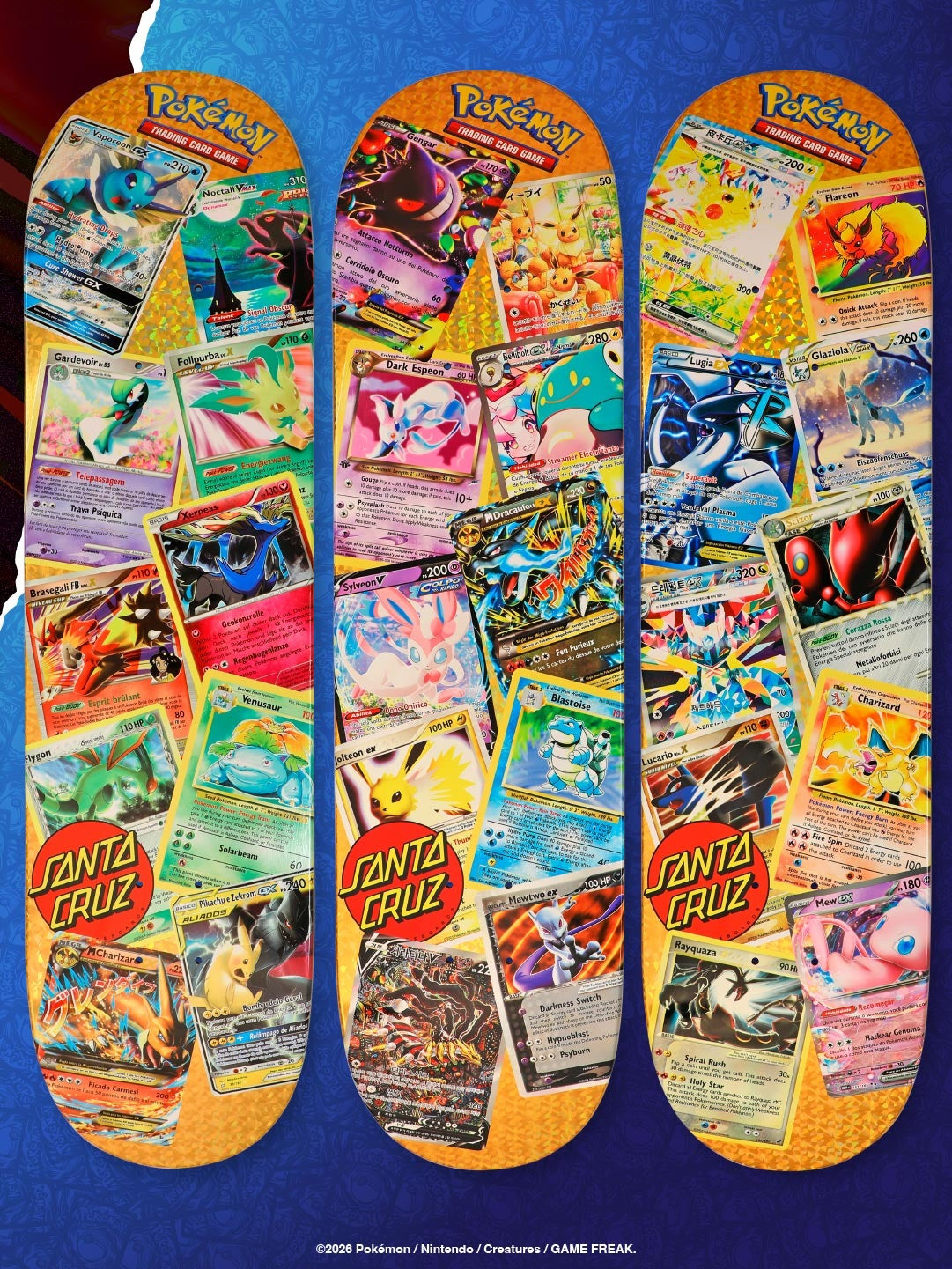 Las tres tablas Gold Chase Santa Cruz x Pokémon TCG con collage de cartas en varios idiomas sobre foil dorado con purpurina y el logotipo Dot rojo de Santa Cruz