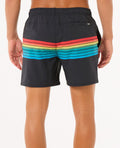 Vista trasera del bañador Rip Curl Surf Revival Volley 16'', franjas multicolor y bolsillo trasero con cremallera.