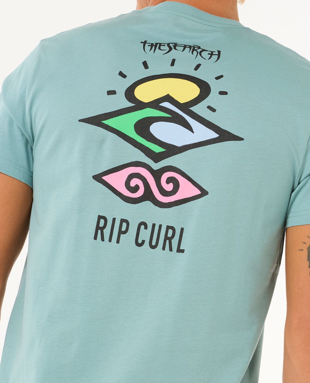 Detalle trasero de la Camiseta Rip Curl Search Icon Tee verde agua – Estampado artístico con logo Rip Curl