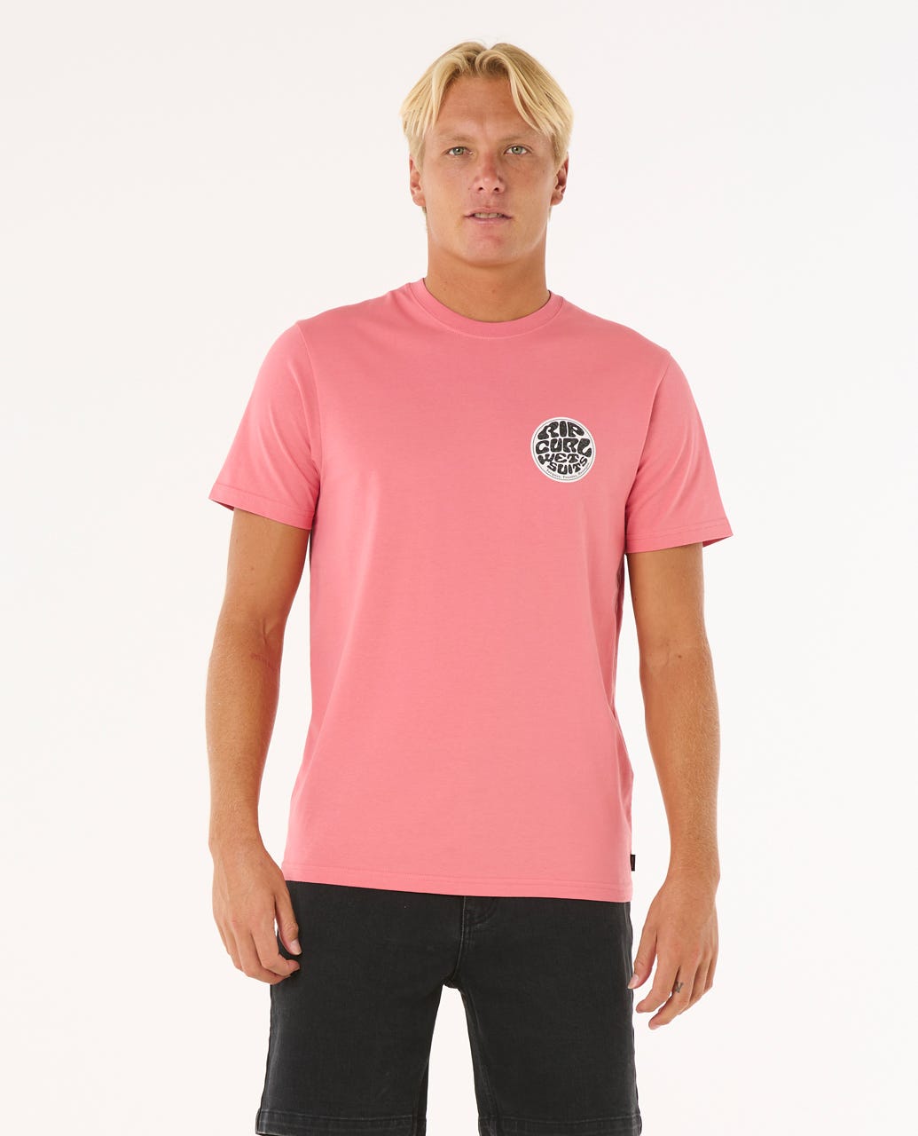 Modelo con camiseta Rip Curl Wettie Passage Icon Tee rosa, vista trasera, estampado grande en la espalda con logo Rip Curl.