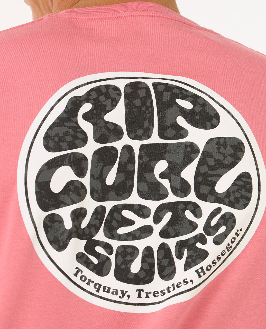 Detalle del estampado trasero de la camiseta Rip Curl Wettie Passage Icon Tee, logo Rip Curl estilo vintage.