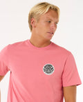 Detalle del estampado pequeño en el pecho de la camiseta Rip Curl Wettie Passage Icon Tee rosa.