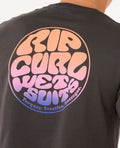 Detalle del estampado trasero en degradado rosa y azul de la camiseta Rip Curl Wettie Passage Icon Tee negra.