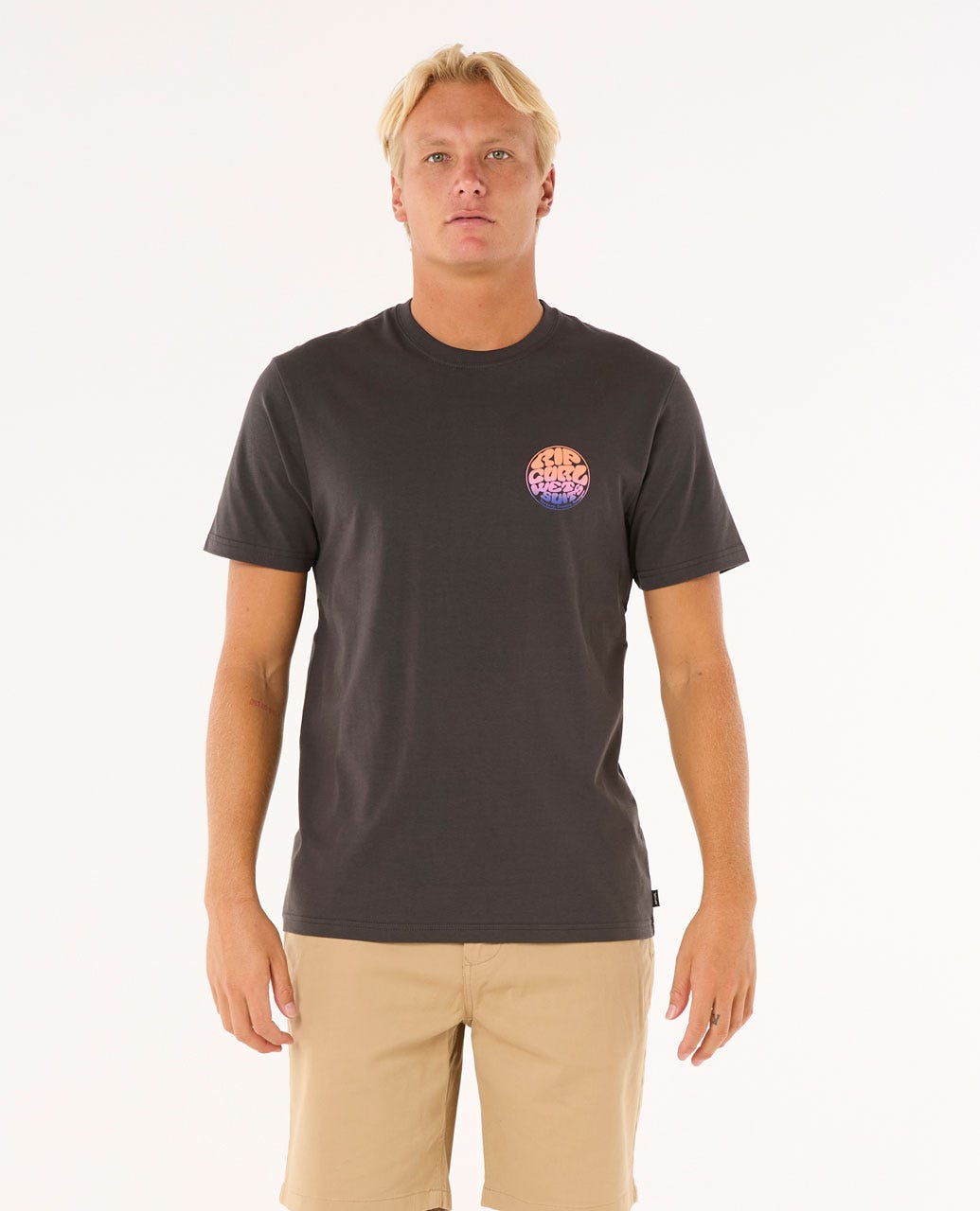 Detalle del estampado pequeño en el pecho de la camiseta Rip Curl Wettie Passage Icon Tee negra, diseño surfero en degradado.