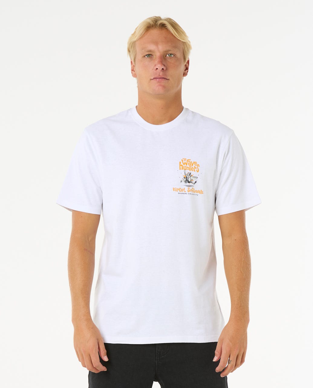 Camiseta blanca Rip Curl Shaper Address Tee para hombre, vista trasera, estampado grande The Wave Hunters