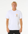 Camiseta blanca Rip Curl Shaper Address Tee para hombre, vista frontal, diseño humorístico estampado en el pecho