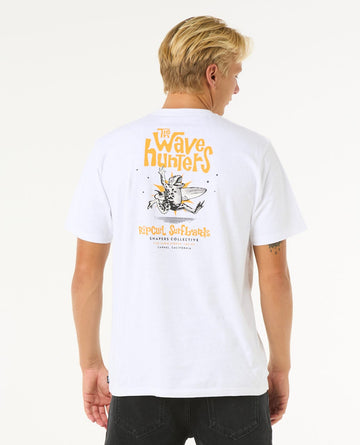 Camiseta blanca Rip Curl Shaper Address Tee para hombre, vista trasera, estampado grande The Wave Hunters