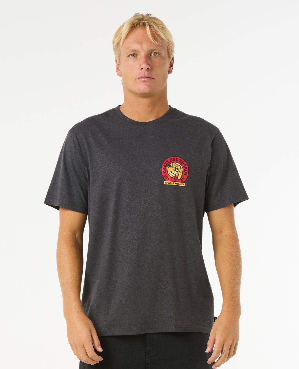 Camiseta Rip Curl Shaper Address Tee en color negro jaspeado, con estampado "Crazy Dog Boards" en pecho y espalda, modelo de frente.