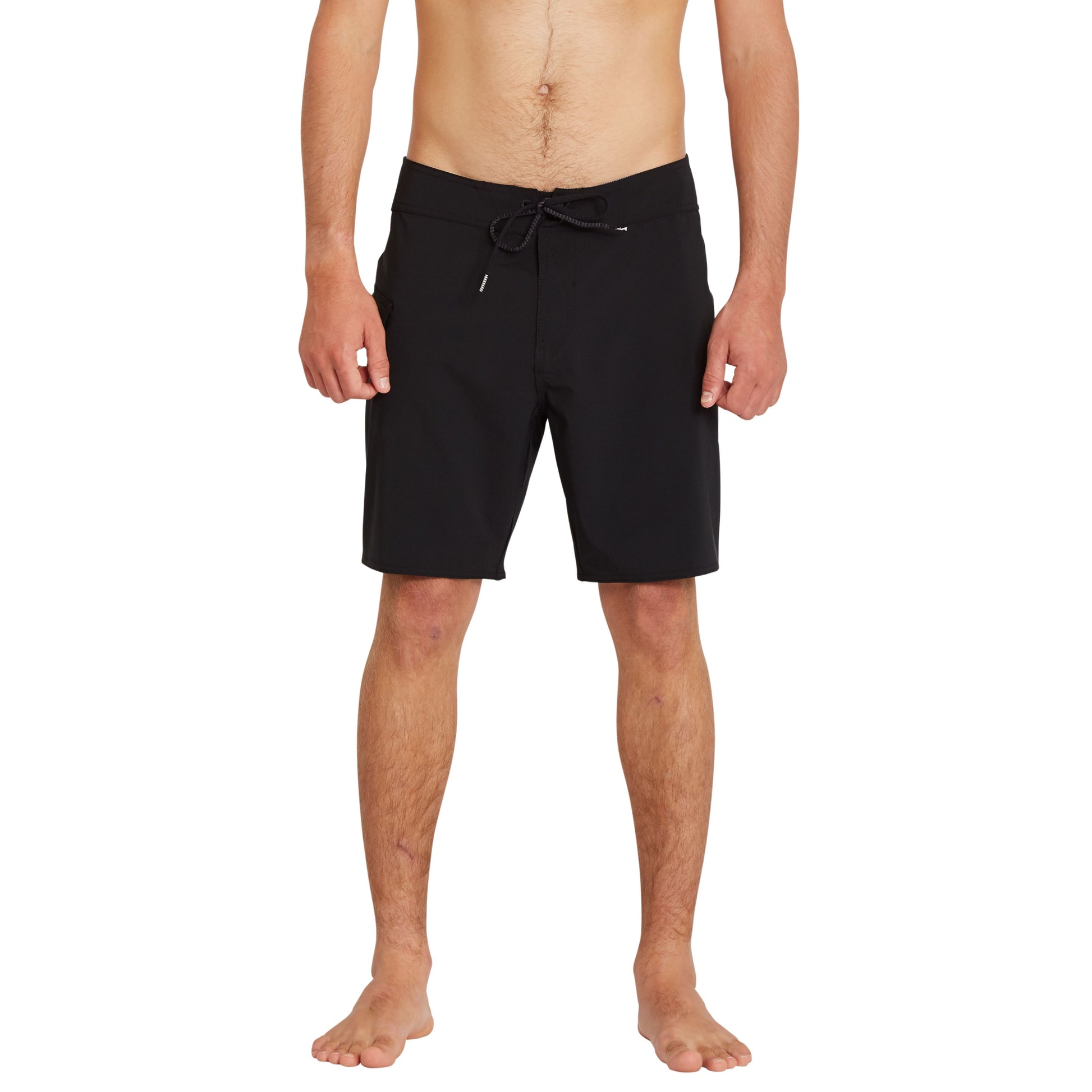 Hombre con el Bañador Volcom Lido Solid Mod 18" en Negro