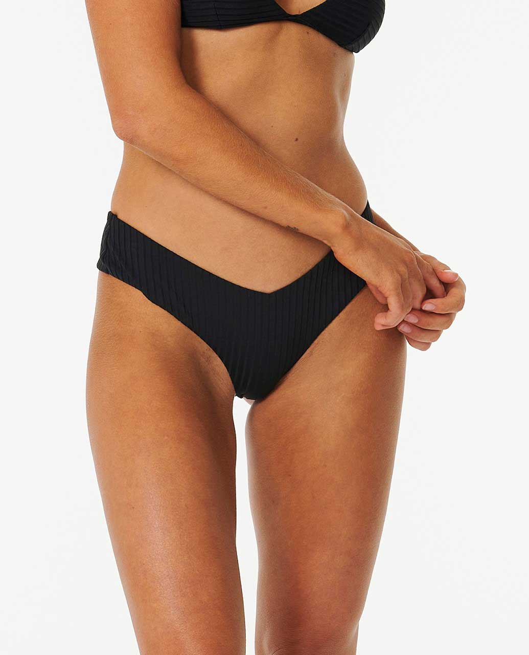 Braga de bikini Rip Curl Premium Surf Skimpy Hipster negra, vista frontal, detalle del corte en V y tejido acanalado.