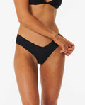 Braga de bikini Rip Curl Premium Surf Skimpy Hipster negra, vista frontal, detalle del corte en V y tejido acanalado.