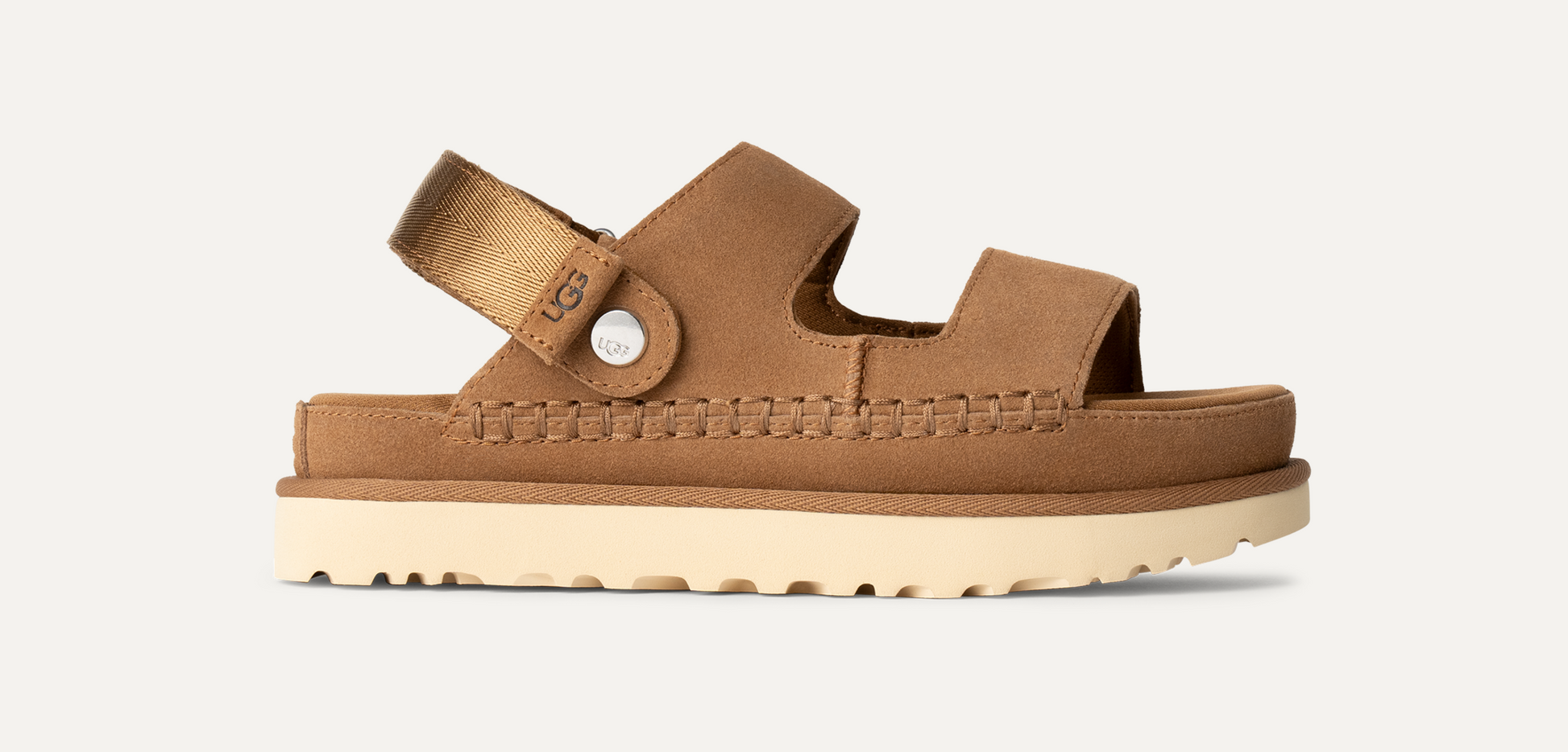 Vista lateral de las sandalias UGG Goldenstar Glide en color marrón oscuro para mujer, diseño con correa ajustable