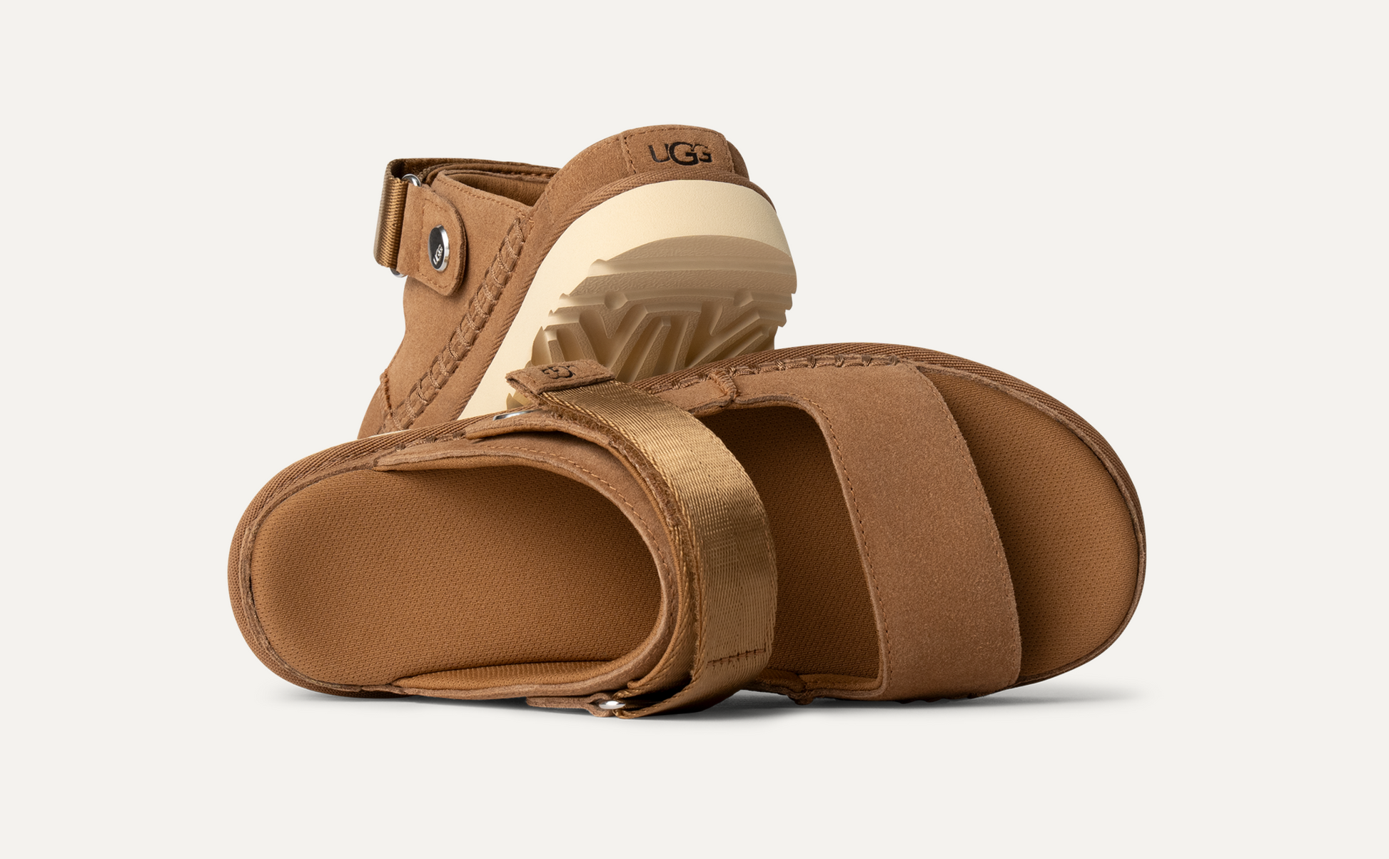Sandalias UGG Goldenstar Glide en marrón oscuro, vista superior que muestra plantilla acolchada y correa convertible