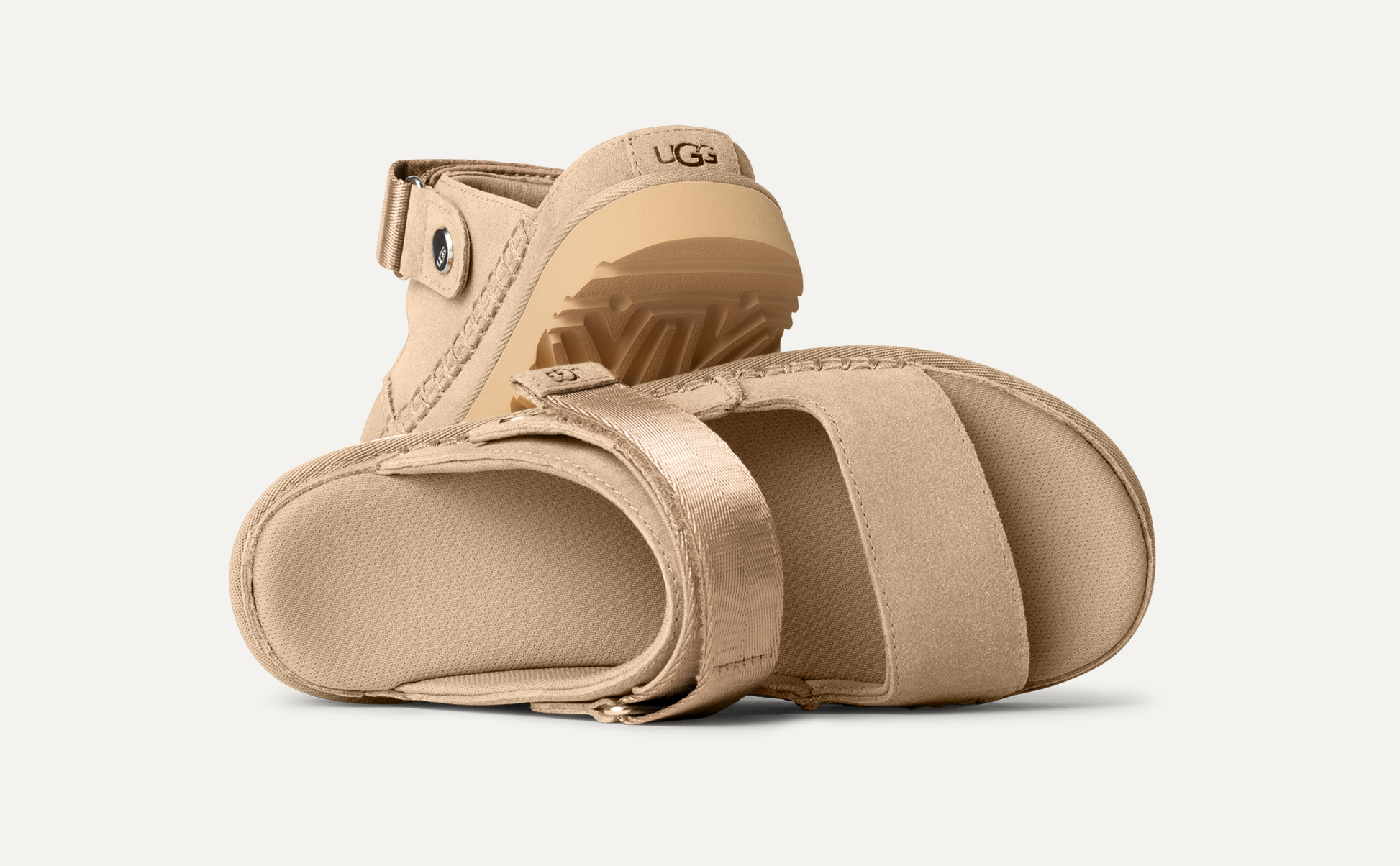Sandalias UGG Goldenstar Glide en marrón claro, vista superior que muestra plantilla acolchada y correa convertible