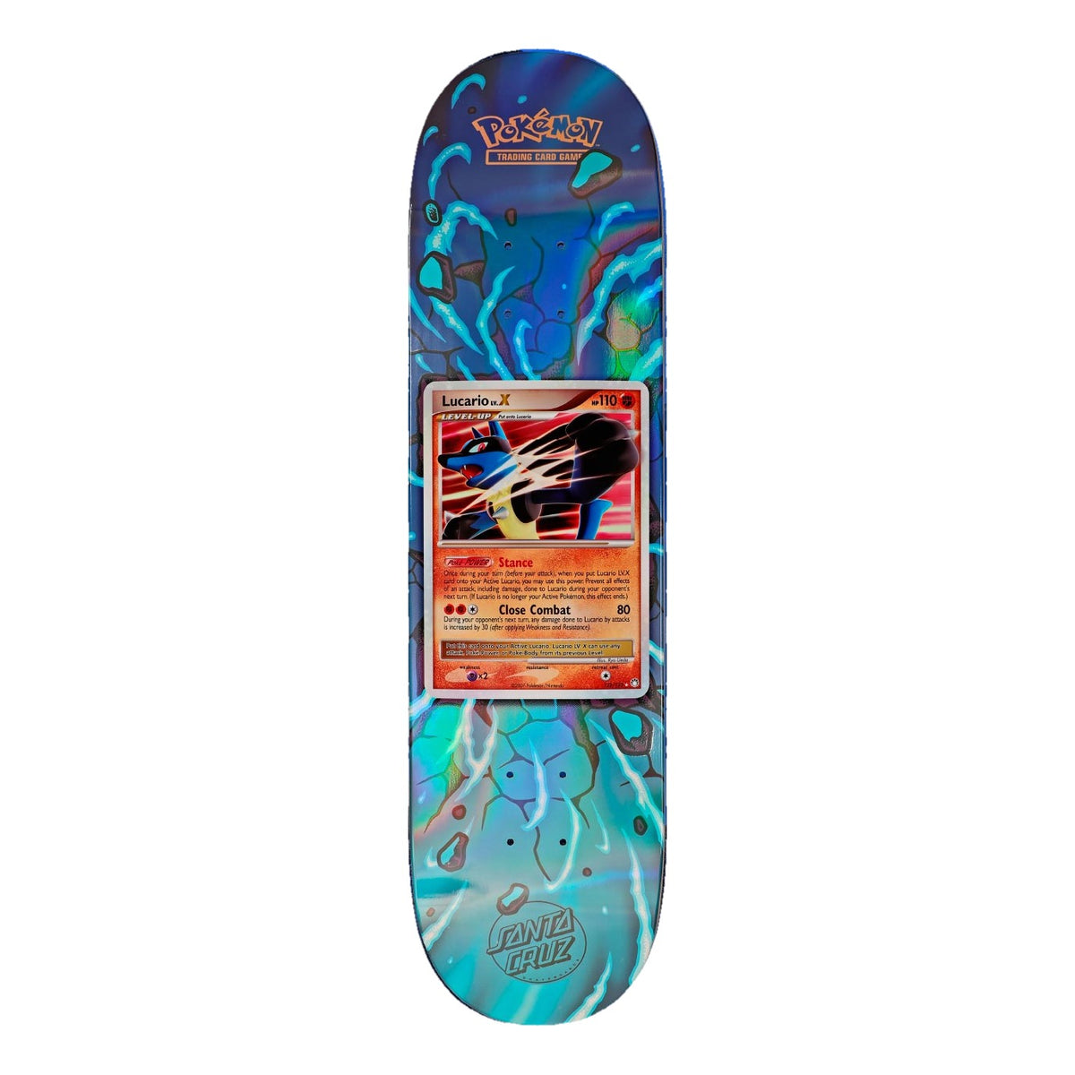 Tabla de skate Santa Cruz x Pokémon TCG 8.0" con la carta Lucario LV.X sobre fondo azul con roca agrietada y destellos de aura cian que salen desde el centro de la tabla