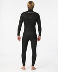 Vista trasera del traje de neopreno Rip Curl Dawn Patrol Perf 3/2mm con cremallera en el pecho, color negro, diseñado para surfistas en aguas templadas
