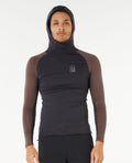 Modelo con camiseta Rip Curl Search UPF Performance L/S Hood negra y marrón, capucha puesta, protección solar UPF 50+