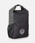 Mochila Rip Curl Surf Series 25L Ventura Pack – Vista lateral en color negro con cierre enrollable y bolsillo frontal.