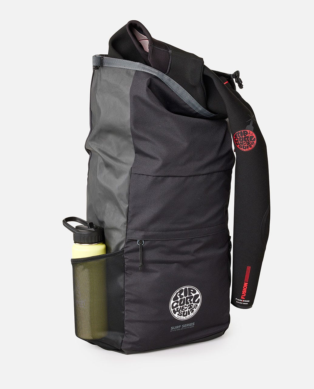 Mochila Rip Curl Surf Series 25L Ventura Pack – Vista lateral con neopreno y botella en bolsillo lateral de malla.