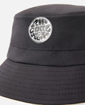 Detalle del logotipo Rip Curl en el Gorro de surf Surf Series Hat negro, tejido hidrofóbico de secado rápido con cinta de neopreno