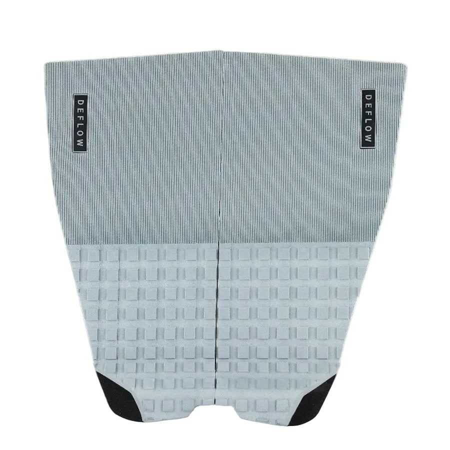 Grip de surf de dos piezas Deflow 2 Piece Traction II en color granite gris moteado, vista frontal con textura de cubos de espuma sobre fondo blanco.