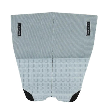 Grip de surf de dos piezas Deflow 2 Piece Traction II en color granite gris moteado, vista frontal con textura de cubos de espuma sobre fondo blanco.
