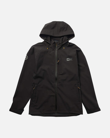 Chaqueta Salty Crew Long Range Jacket negra, vista frontal, con cremallera impermeable y logotipo en el pecho.