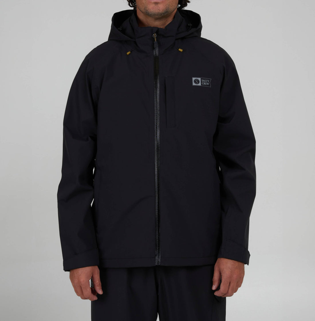 Chaqueta Salty Crew Long Range Jacket negra, vista frontal, con cremallera impermeable y logotipo en el pecho.