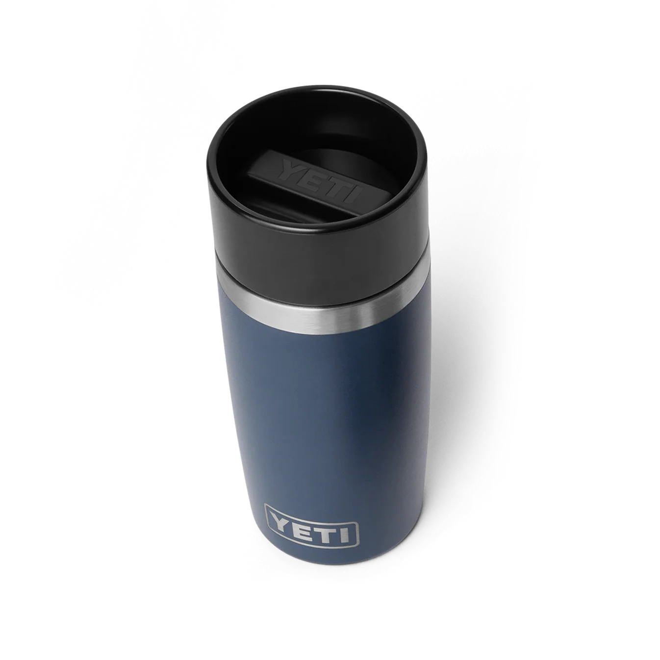 YETI Rambler 12 oz Travel Bottle color Navy azul marino vista en ángulo con tapa antigoteo.
