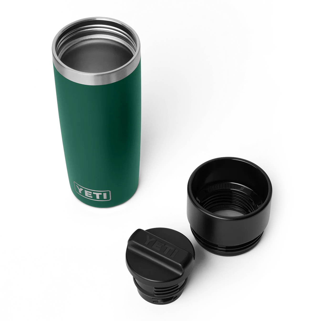 Vista del YETI Rambler 16 oz Travel Bottle en color verde Black Forest con su tapa desmontada y componentes mostrados.
