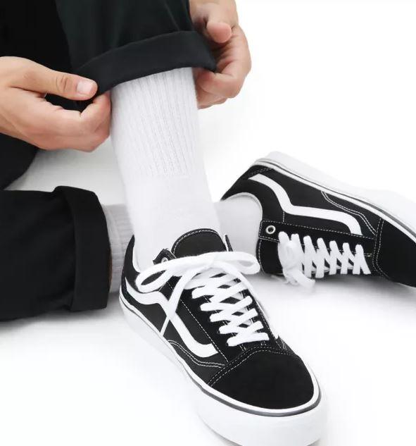 Zapatillas Vans Skate Old Skool Negro/Blanco Unisex puestas