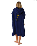 Hombre rubio con Poncho Surf Bolt True Blue espalda