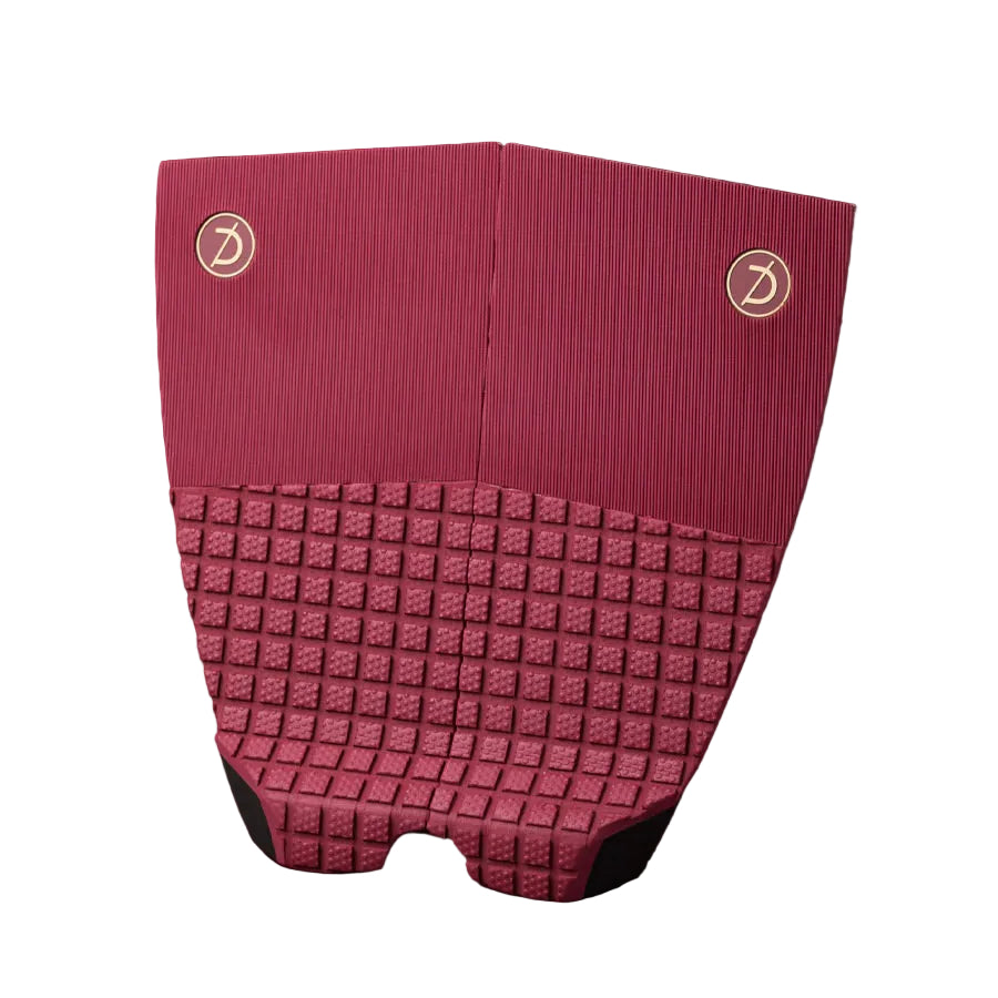  Grip de surf de dos piezas Deflow 2 Piece Traction en color burgundy, vista frontal con textura de cubos de espuma y superficie lisa sobre fondo blanco.