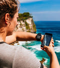 Surfer consultando su Reloj deportivo Rip Curl Search Gps 2 Black y la app gratuita