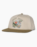 Gorra Salty Crew Hopper 5 Panel en color Oyster/Brown, vista frontal con diseño serigrafiado de tiburón y flores.