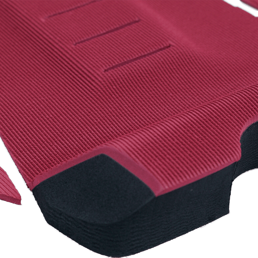 Primer plano del grip Deflow 3 Piece Traction Burgundy mostrando el kick de cola de 30 mm con ángulo de 50 grados en tono rojo vino profundo.