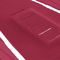 Primer plano del patron de líneas del grip Deflow 3 Piece Traction Burgundy en tono rojo vino profundo.